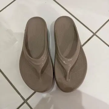 OOFOS OOriginal 플립플랍 베이지 통굽