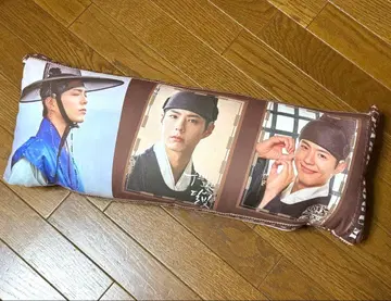 박보검 쿠션 3 세로형 세자 이미지