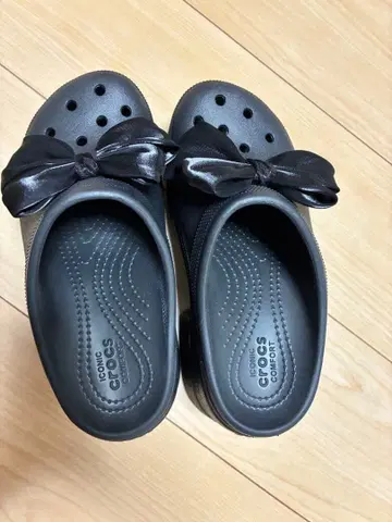 Crocs 리본 포함 사보 클로그 샌들 블랙