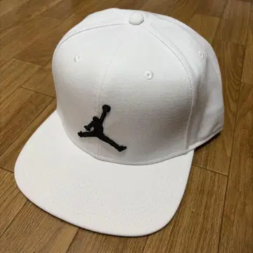 JORDAN 조던 스냅백 캡 화이트