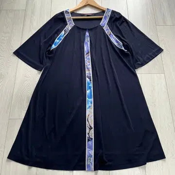 새상품급 레오나르 원피스 반팔 칸칸 소재 트림 블랙 x 파랑 XL