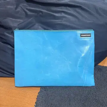 FREITAG 클러치백 라이트 블루 참 포함