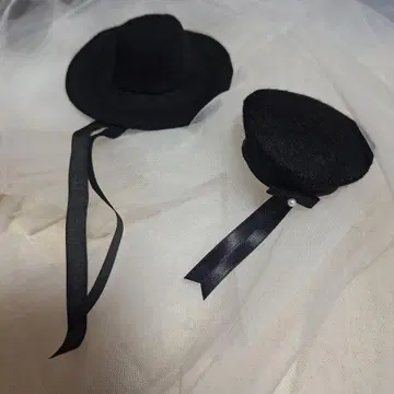 리카짱의 모자 리본 달린 블랙 와이드 챙 크로셰 모자와 베레모
