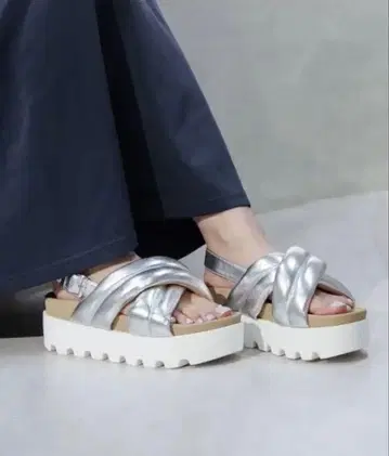 MINNETONKA 패디드 크로스 스트랩 샌들 실버 8