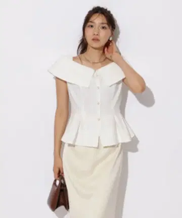 JUSGLITTY 숏 페플럼 베스트 블라우스 오프화이트