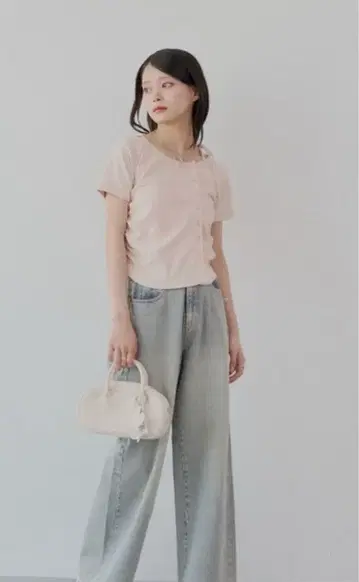 비대칭 어깨 리본 오프숄더 티