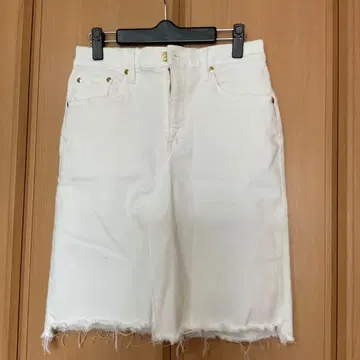 SURT 화이트 데님 스커트 새상품급