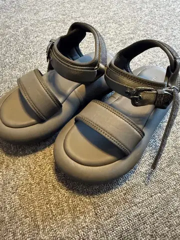YELLO 샌들 블랙