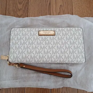 새상품 MICHAEL KORS 장지갑 화이트 스트랩 포함