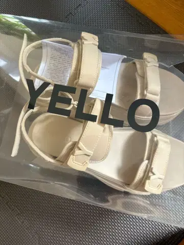 YELLO 샌들
