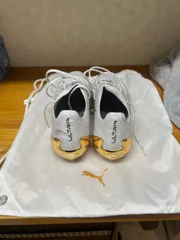 PUMA ULTRA 축구화 화이트 골드