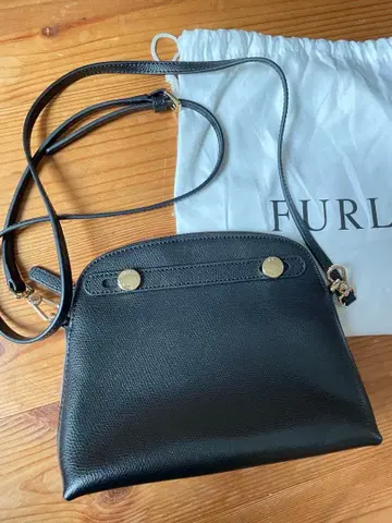 [할인 중] FURLA 숄더백 블랙 파이퍼 미니 훌라