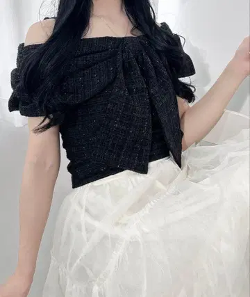 [WEB 한정판] 트위드 리본 오프숄더 블라우스 블랙