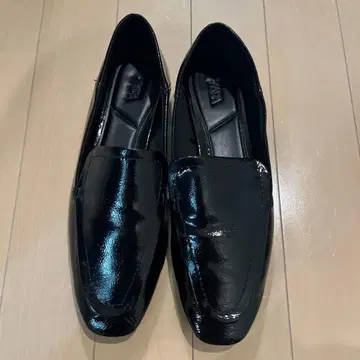 ZARA 에나멜 로퍼