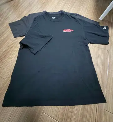 NEW ERA 티셔츠 블랙 그래피티