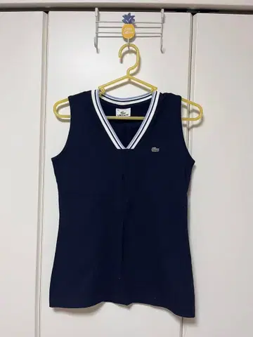 가격 인하 LACOSTE 슬리브리스 네이비 V넥