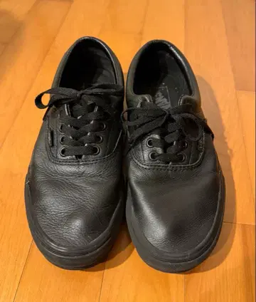 VANS 오센틱 가죽 블랙 스니커즈 26.5cm
