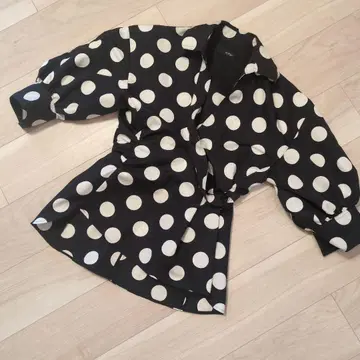 styling/ 도트 무늬 블라우스