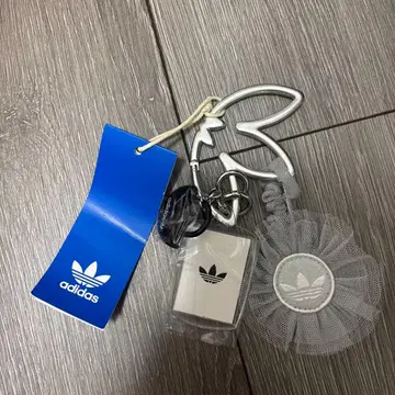 adidas 트레포일 키링 그레이