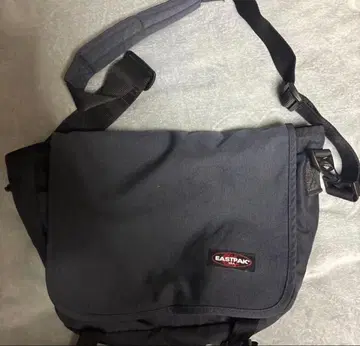 EASTPAK 메신저 백 네이비