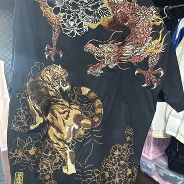 카라쿠리타마시 스이 와가 류코 자수 티셔츠 블랙