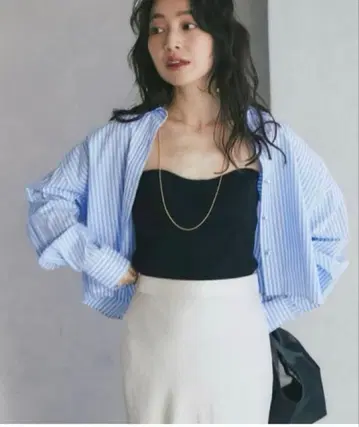 La boutique BonBon 크롭 스트라이프 셔츠 펄 버튼