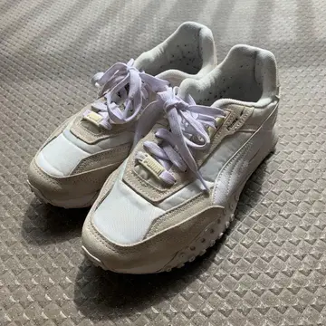PUMA 화이트 베이지 스니커즈