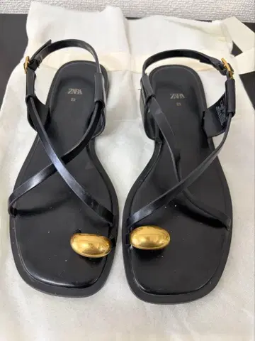 ZARA 블랙 샌들 35(22.5cm)