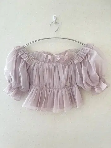 스나이델 볼륨 개더 프릴 오프숄더 블라우스 핑크