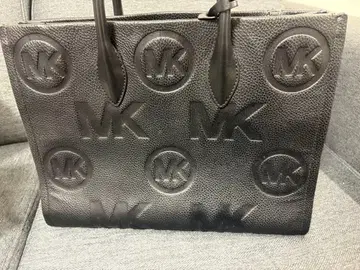MICHAEL KORS MK 로고 엠보싱 토트백 블랙