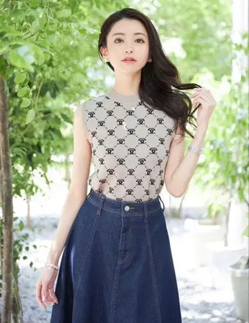 에밀리아 위즈 모노그램 패턴 자카드 니트탑