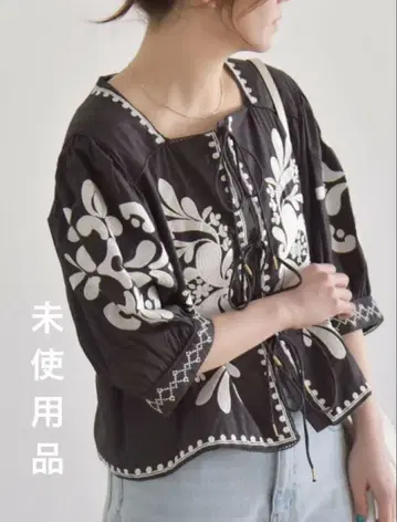 미사용품 quaranciel: 자수 스퀘어넥 블라우스