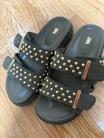 ZARA 스터드 장식 플랫 샌들 카키