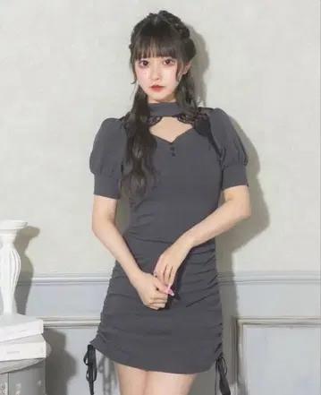 pium 프론트 버튼 사이드 개더 타이트 원피스