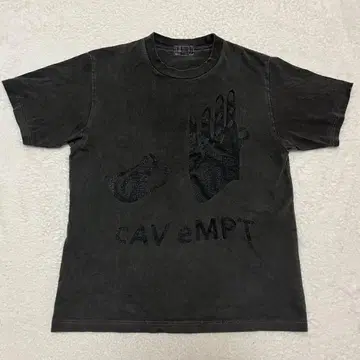 C.E CAV EMPT 그래픽 티셔츠 흑먹색 그레이