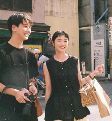 Veritecoeur 베리떼꾸르 슬리브리스 턱 개더 블라우스