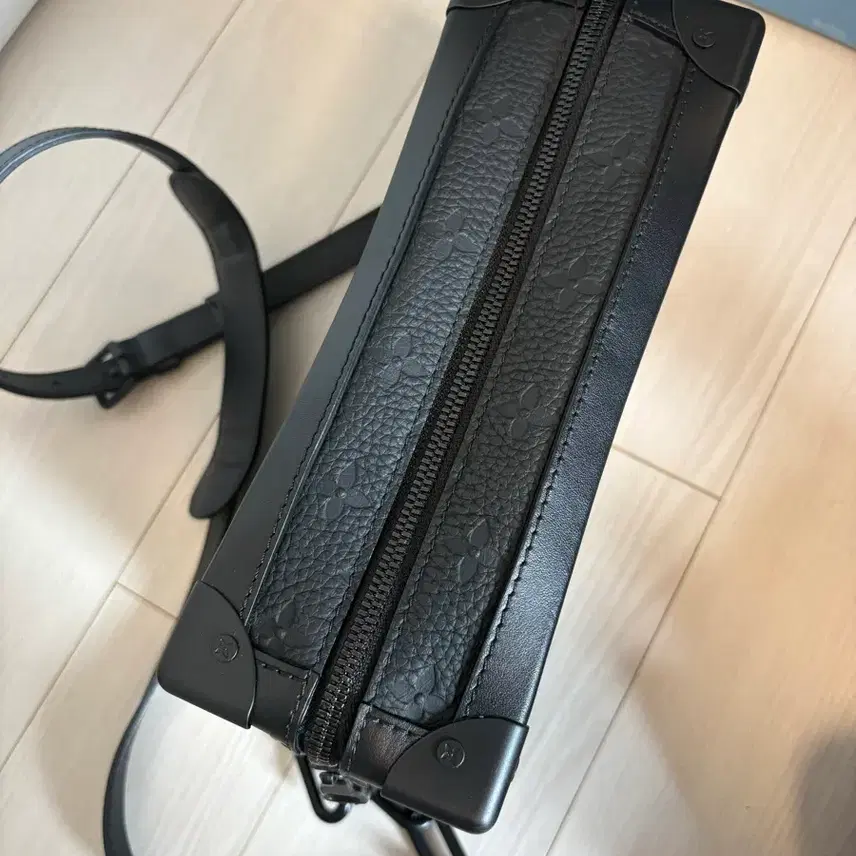 루이비통 토뤼옹 블랙 트렁크 백 M55702 사진 4