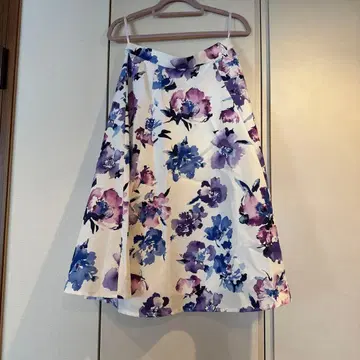 [새상품급] JUSGLITTY 수채화 꽃무늬 스커트 사이즈 0