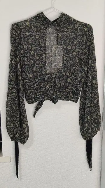 ZARA 페이즐리 무늬 시어 긴팔 크롭 기장 프린지 상의