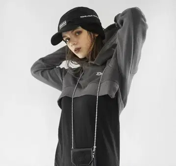 JUEMI EMB 크랭크드 쇼트 후디