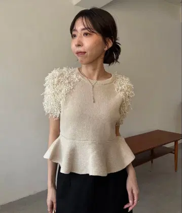 카프리슈 마쥬 페플럼 프린지 니트 베이지