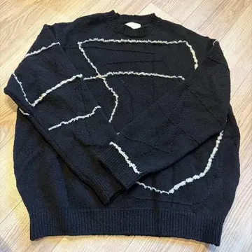YOKE CONTINUOUS LINE EMBROIDERY SWEAT