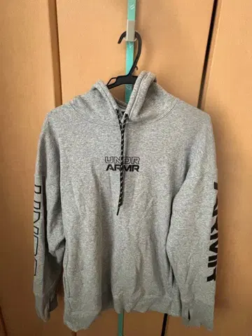 UNDER ARMOUR 로고 프린트 풀오버 후드티 LG 그레이