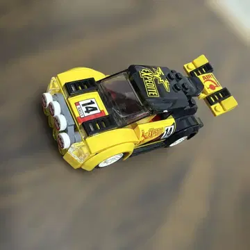 LEGO 레이싱카 미니 피규어 포함