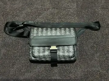 LACOSTE 더 블렌드 모노그램 플랩 메신저 백 기하학 패턴