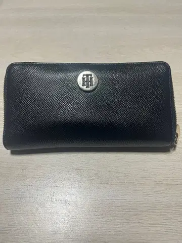 타미 힐피거 라운드 지퍼 장지갑 블랙