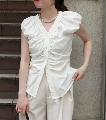 뉴앙스 버튼 개더 블라우스