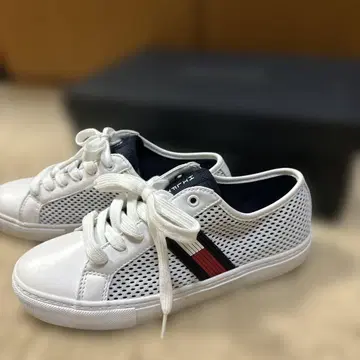 TOMMY HILFIGER 화이트 메쉬 스니커즈 사이즈 6.5