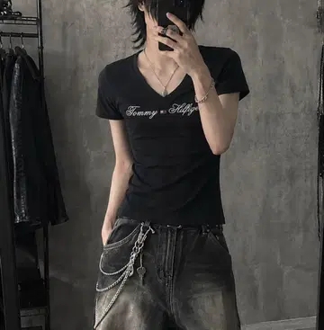 00s Tommy Hilfiger 브이넥 반팔 그런지 시크 스타일 자수