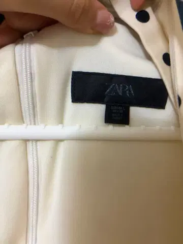 ZARA 도트 무늬 반팔 상의 L 사이즈